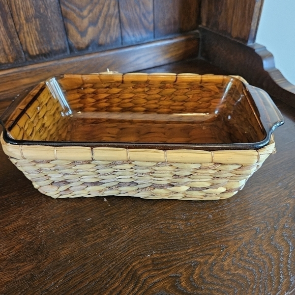 Retro Anchor hocking loaf pan with wicker basket. - Picture 7 of 8